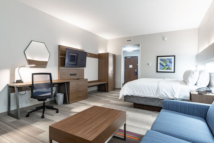 1 King Bed Standard Comm Accessible (25 of 25)