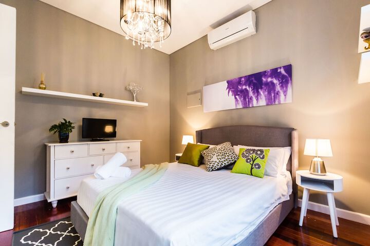 Room 4 of 16