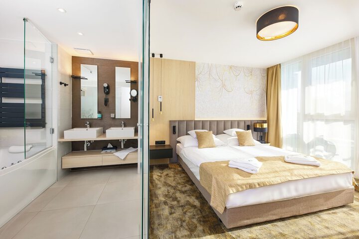 Room 8 of 62