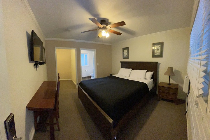 1 King Bed (18 of 19)