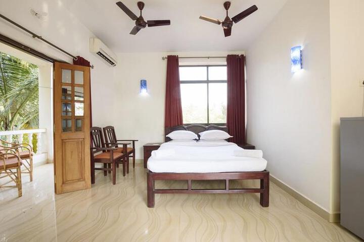 Room 6 of 9