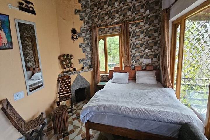 Room 6 of 25