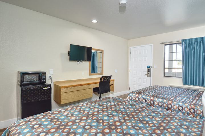 1 Queen Bed (3 of 12)
