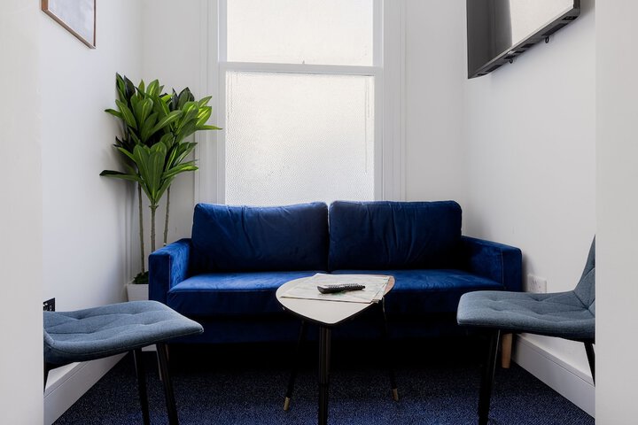 Lounge 77 of 106
