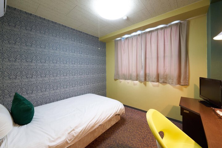 Room 9 of 18