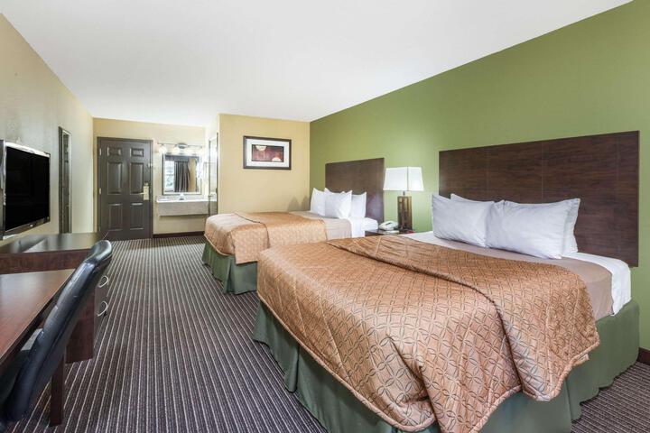 2 Queen Beds (9 of 12)