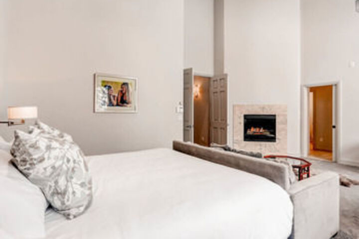 Room 25 of 47