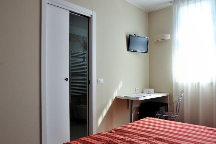 Room 9 of 35