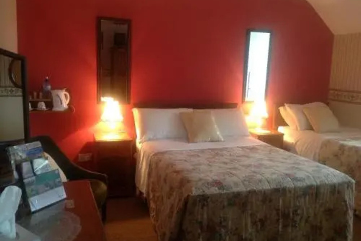 Room 5 of 10