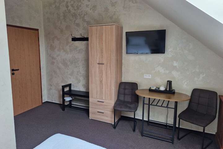 Room 8 of 35