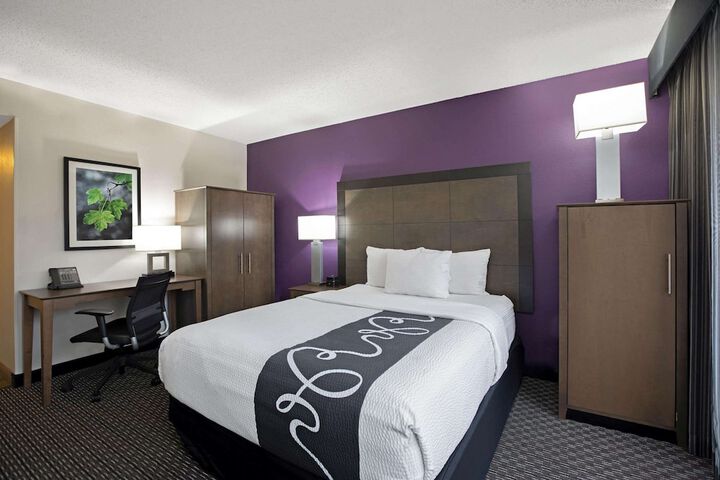 2 Queen Beds (3 of 8)