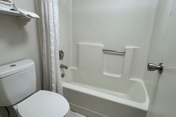 1 King Bed Mobility Accessible Bathtub with Grab Bars (8 of 9)