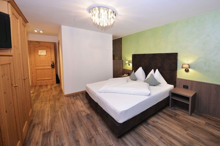 Room 13 of 37