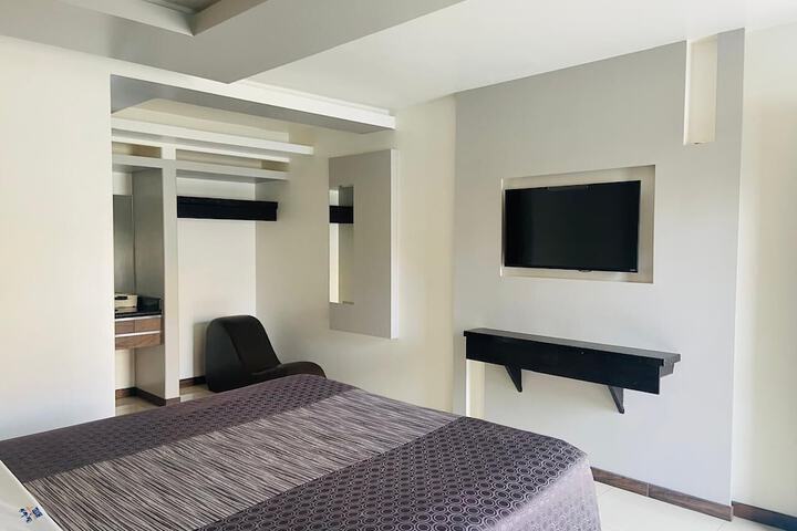 1 Queen Bed (5 of 10)
