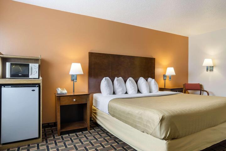 1 King Bed (5 of 5)