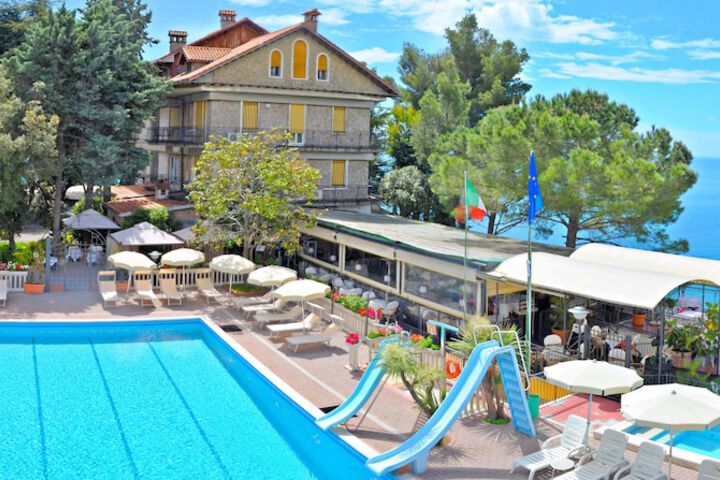 Hotel Pool