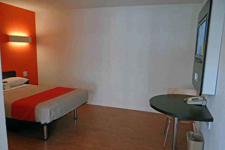 Room 4 of 11