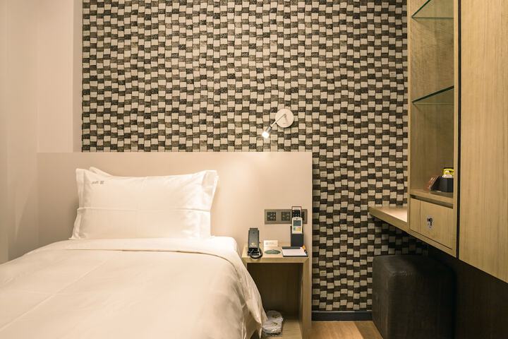 Room 3 of 24