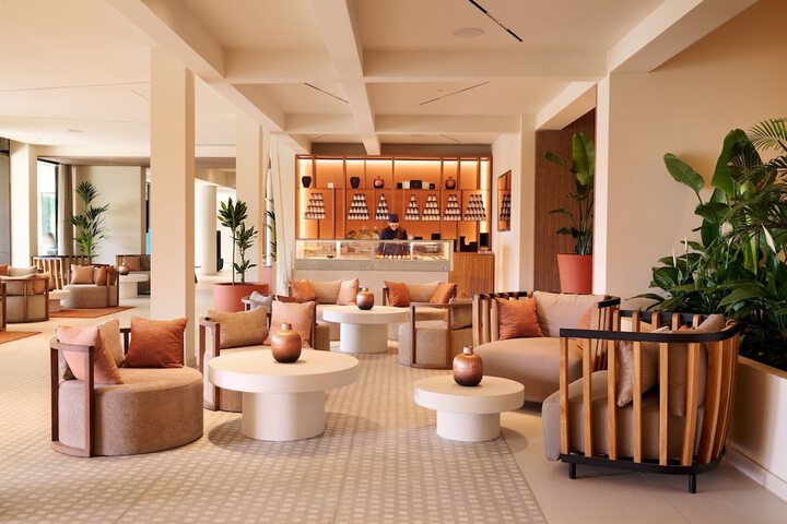 Lounge 109 of 133