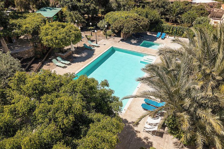 Hotel Pool