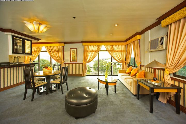 Lounge 53 of 90