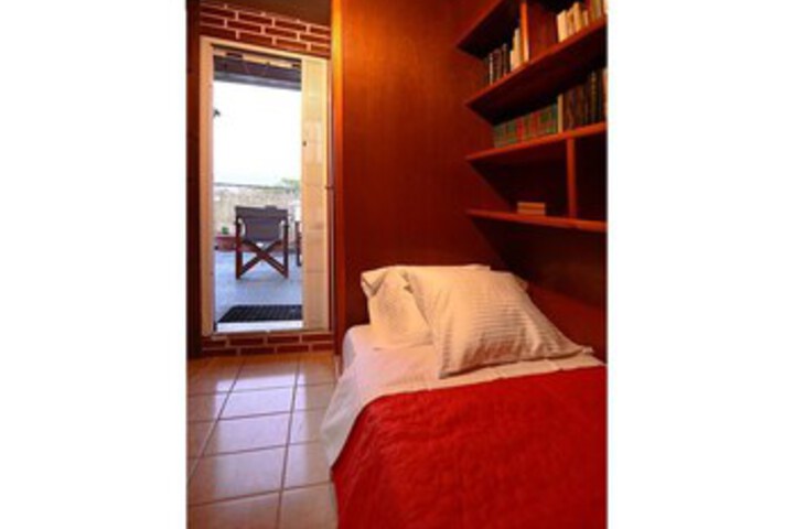 Room 27 of 34