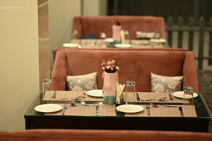 Dining 33 of 42
