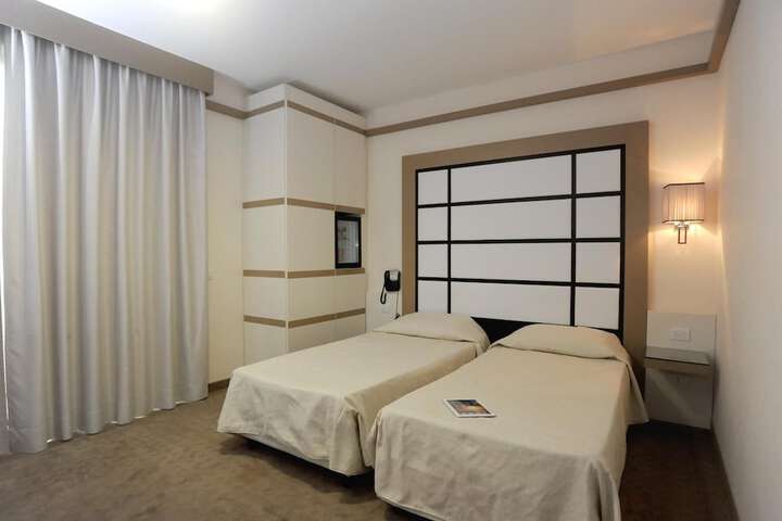 Room 5 of 18