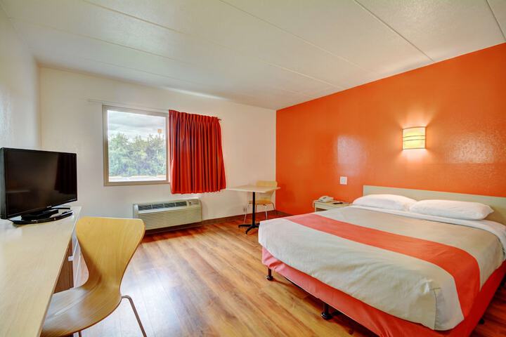 1 Queen Bed (4 of 16)