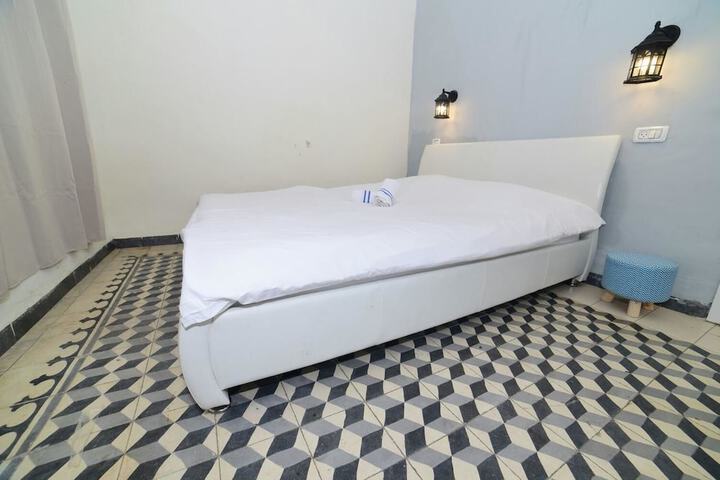 Room 17 of 28