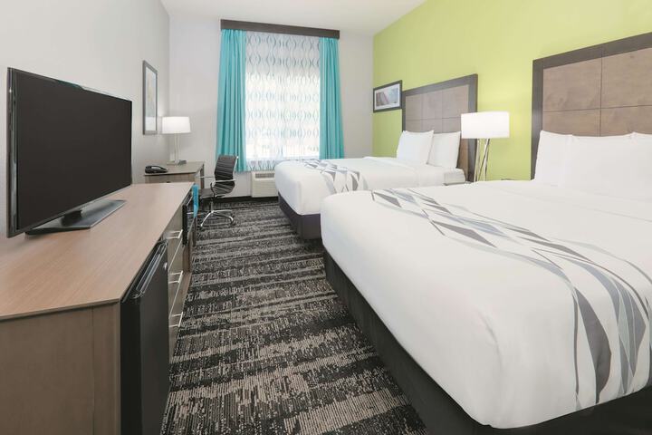 2 Queen Beds Mobility Hearing Accessible Room Roll in Shower (3 of 11)