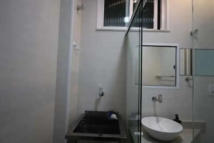 Room 5 of 10