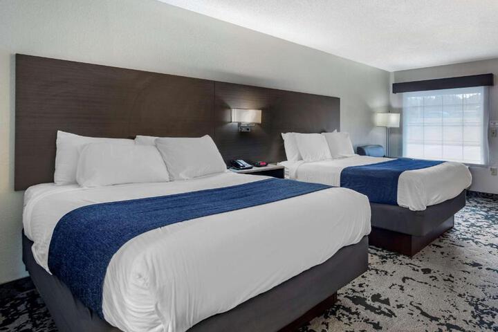 1 Queen Bed Mobility Accessible Roll in Shower Sofa Bed Full Breakfast (9 of 12)