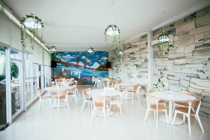 Dining 8 of 9
