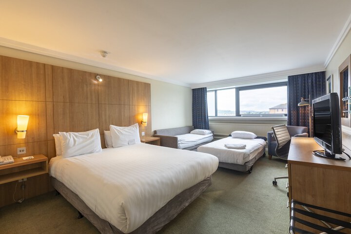 Room 13 of 76