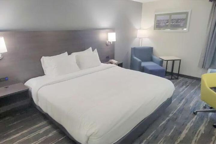 1 Queen Bed Microwave and Refrigerator WiFi Full Breakfast (1 of 15)