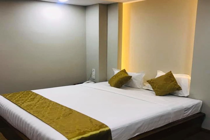 Room 9 of 34