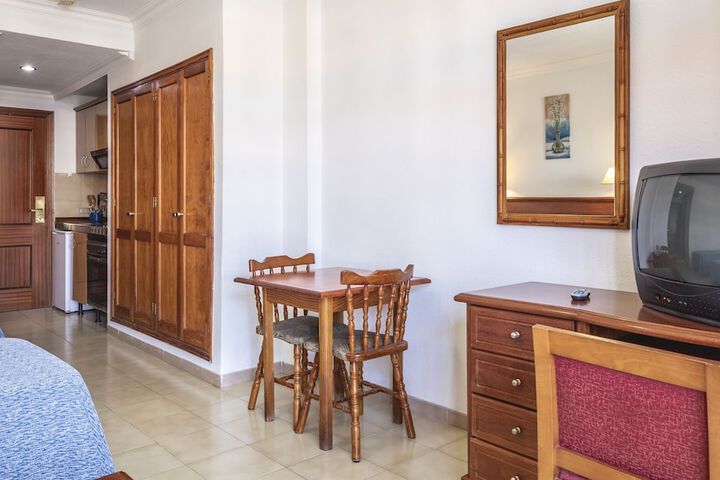 Room 6 of 28