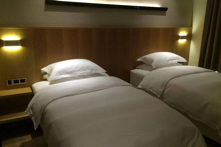 Room 4 of 8