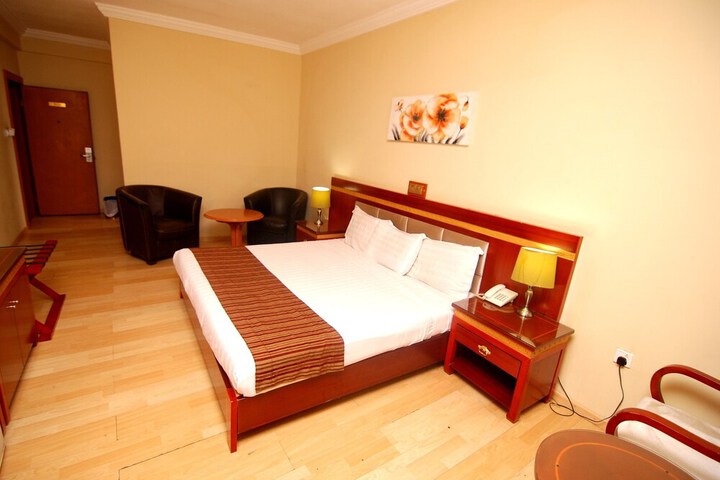 Room 32 of 82
