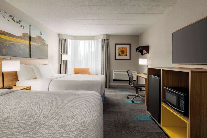 1 Queen Bed (3 of 21)