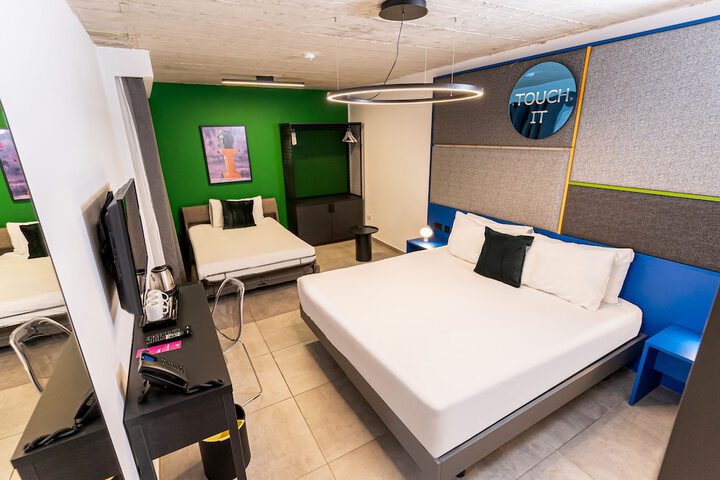 Room 30 of 62