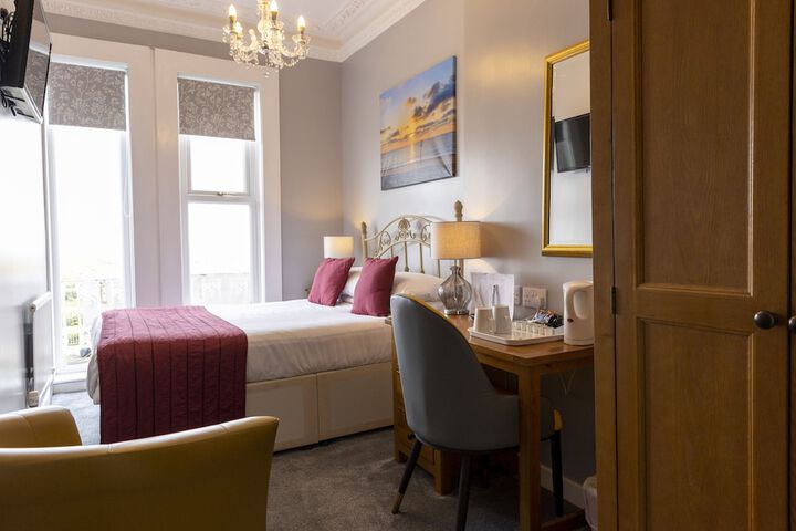 Room 10 of 93