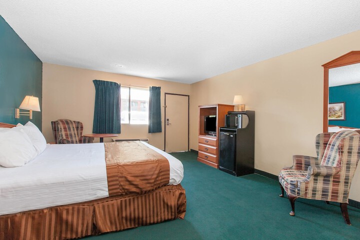 Deluxe King Bed (9 of 10)