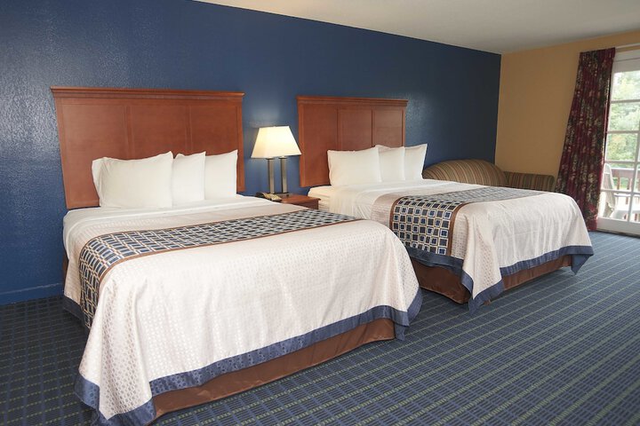 Quadruple Deluxe Queen Bed (8 of 28)