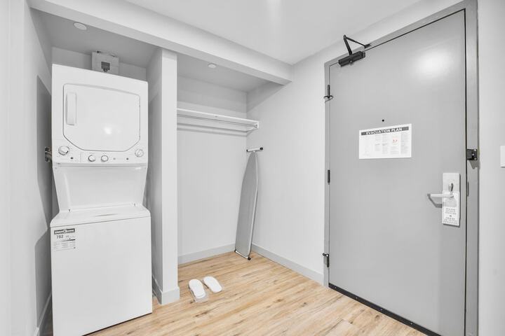 Suite 2 Queen Beds Sofa Bed Living Area Full Kitchen Dining Area Washer and Dryer (2 of 14)
