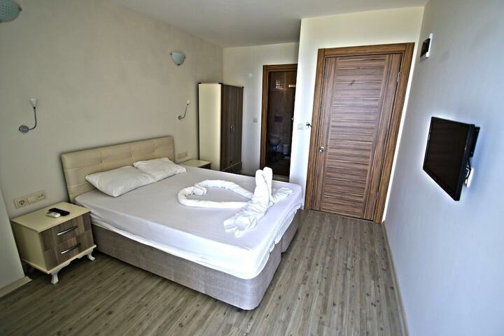 Room 7 of 16