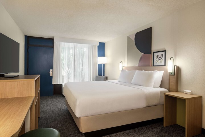 1 King Bed (5 of 5)