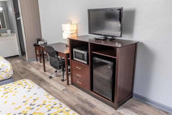 Premium 2 Queen Beds (3 of 18)