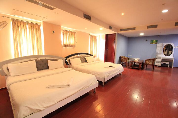 Room 6 of 12